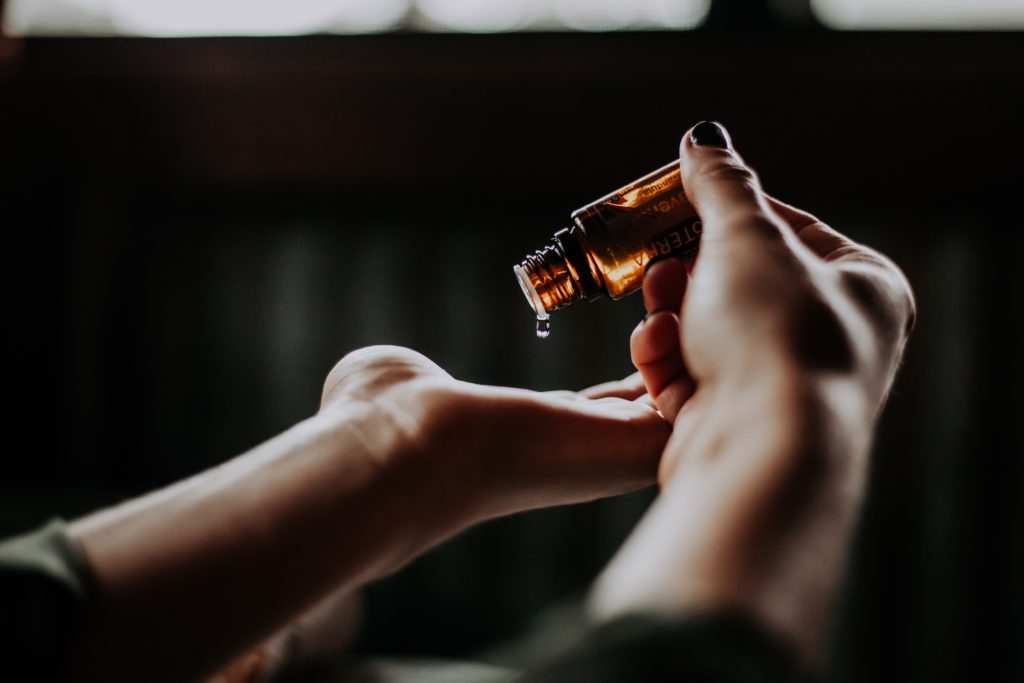un massage aux huiles essentielles permet de soulager les courbatures